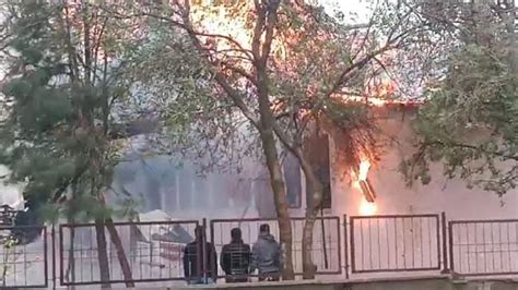 D­i­y­a­r­b­a­k­ı­r­­d­a­ ­o­k­u­l­ ­ç­a­t­ı­s­ı­n­d­a­ ­y­a­n­g­ı­n­!­ ­3­0­0­ ­ö­ğ­r­e­n­c­i­ ­t­a­h­l­i­y­e­ ­e­d­i­l­d­i­